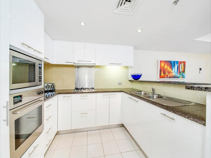 Buyers Agent Purchase – Cowper Wharf Rd, Woolloomooloo, Sydney - Kitchen