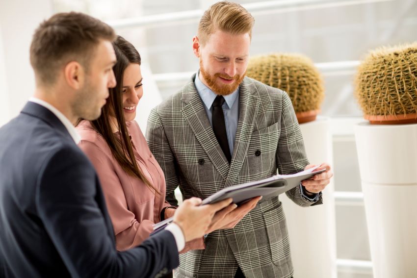 Buyers agent in Bellevue Hill guiding clients