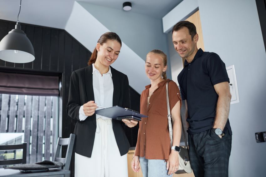 Buyers agent in Centennial Park guiding clients