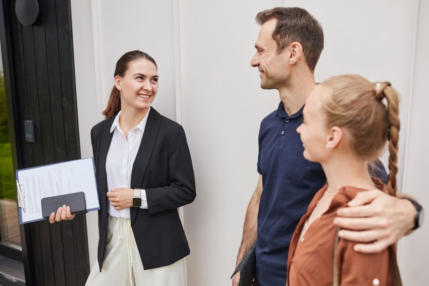 Buyers agent in Dover Heights guiding clients