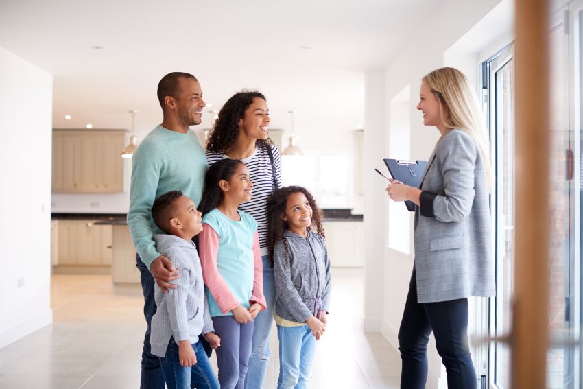 Buyers agent in Edgecliff guiding clients