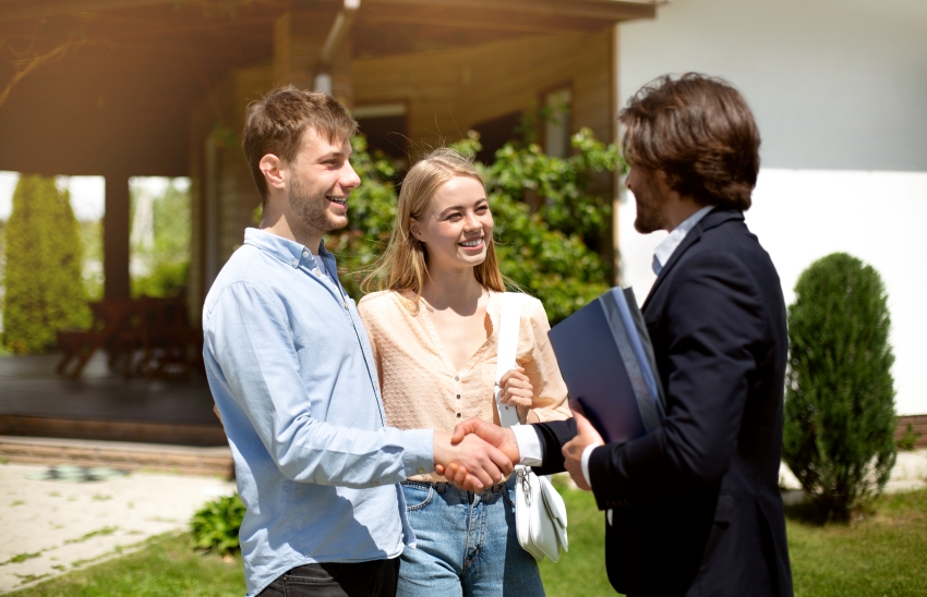 Buyers agent in Surry Hills guiding clients