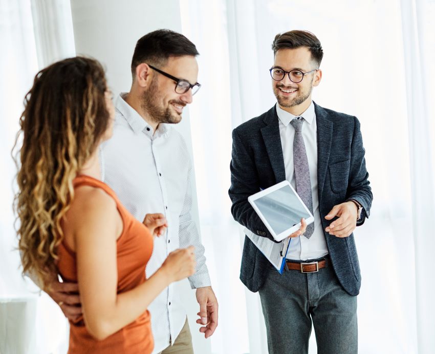 Buyers agent in Bronte guiding clients