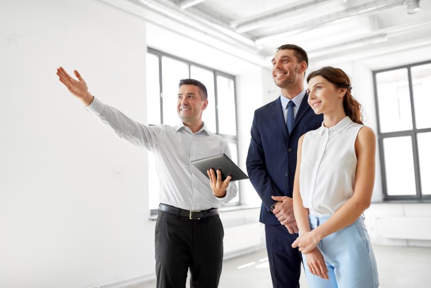 Buyers agent in Queens Park guiding clients